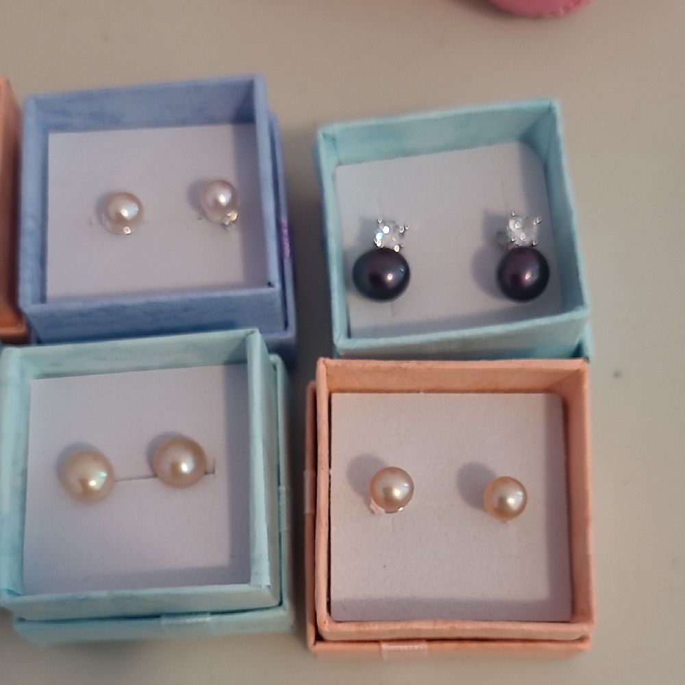 Elegant Pearl Stud Earrings Set - Picture 2 of 3